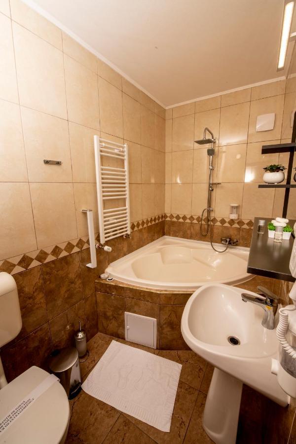 Hotel Novotheos Oradea Εξωτερικό φωτογραφία