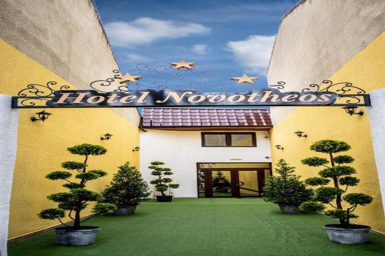 Hotel Novotheos Oradea Εξωτερικό φωτογραφία